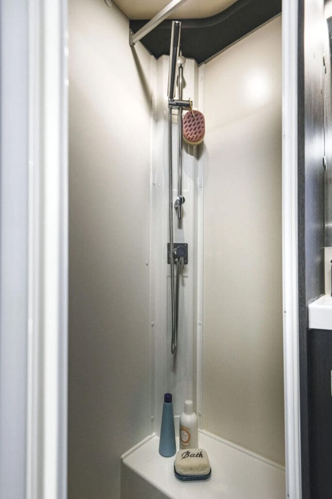 zefiro-675-shower-1920w